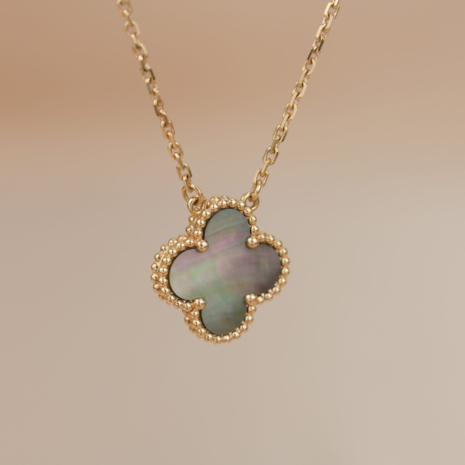 COLLIER CLOVER NACRE GRISE 15 MM