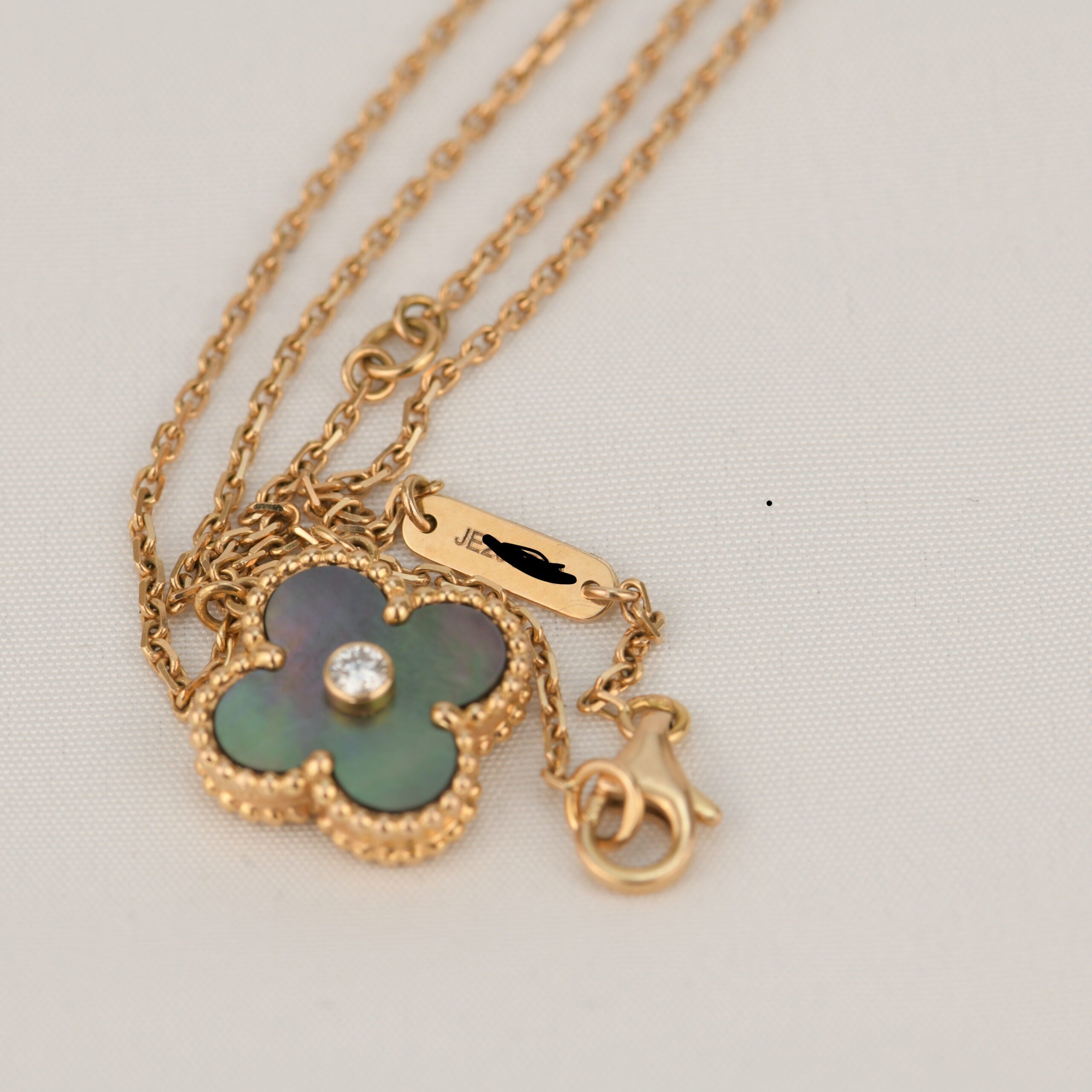 COLLIER CLOVER 15 MM DIAMANTS ET NACRE GRISE