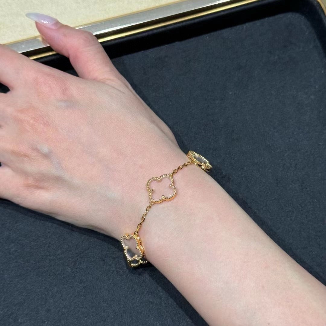 BRACELET EN OR ROSE ET CRISTAL DE ROCHE À 5 MOTIFS TRÈFLE