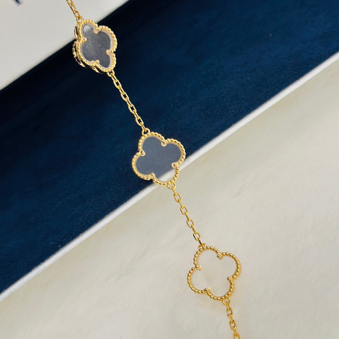 BRACELET EN OR ROSE ET CRISTAL DE ROCHE À 5 MOTIFS TRÈFLE