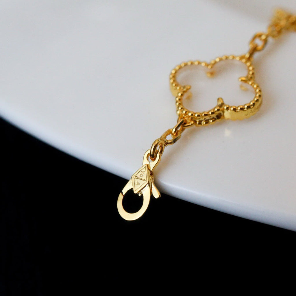 BRACELET EN OR ROSE ET CRISTAL DE ROCHE À 5 MOTIFS TRÈFLE