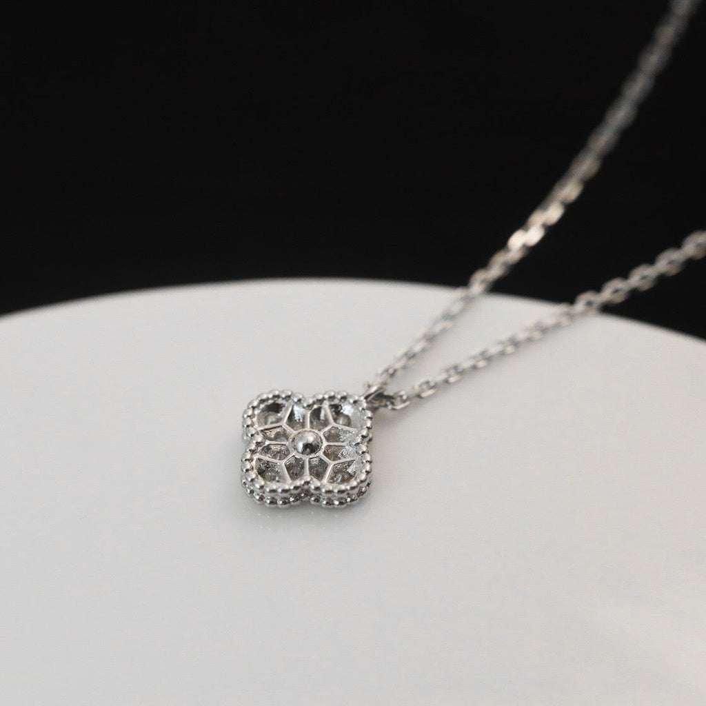 CLOVER MINI 9.5MM PENDANT DIAMOND NECKLACE