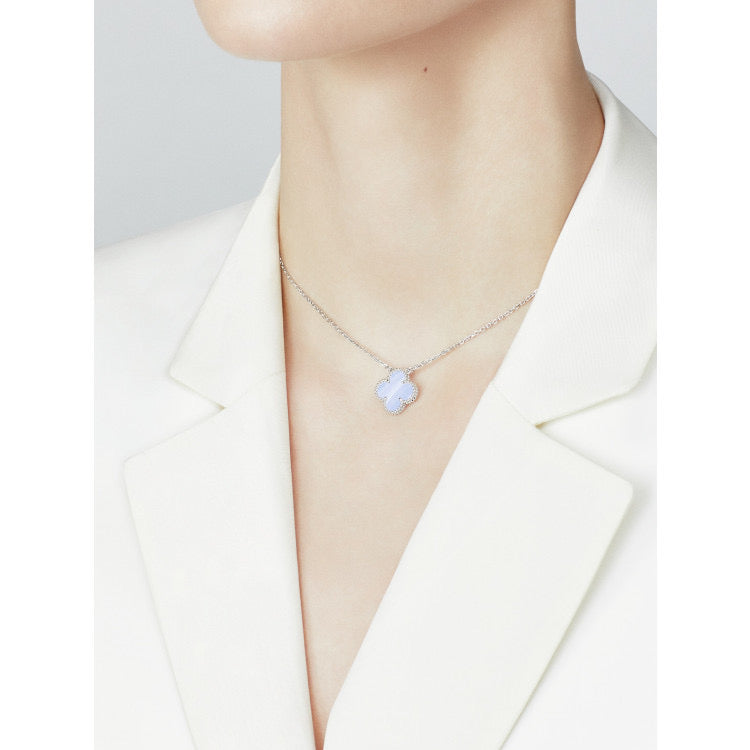 COLLIER EN CALCÉDOINE BLEUE TRÈFLE 15 MM EN ARGENT