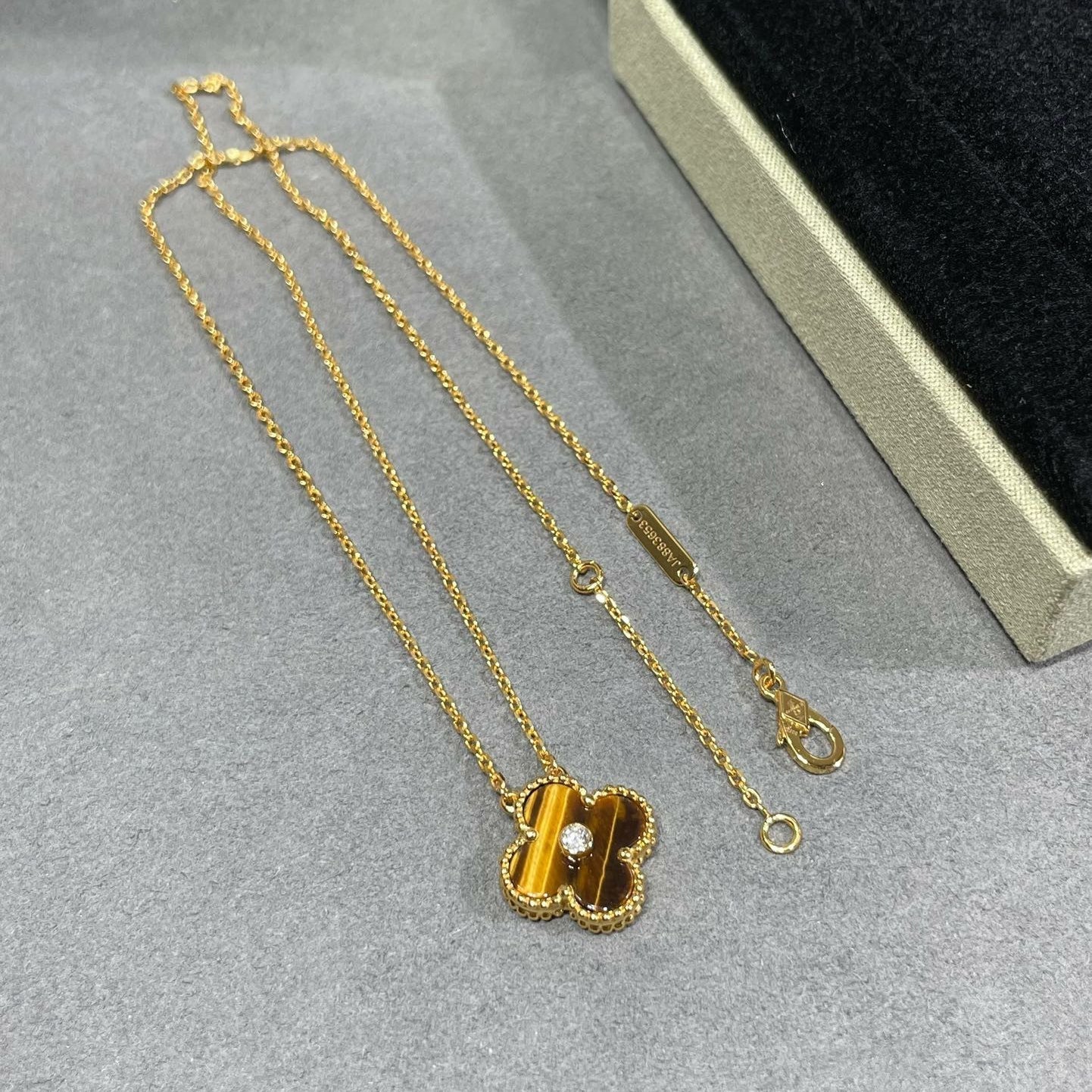 Collier CLOVER 15 MM DIAMANT ET AGATE ŒIL DE TIGRE JAUNE