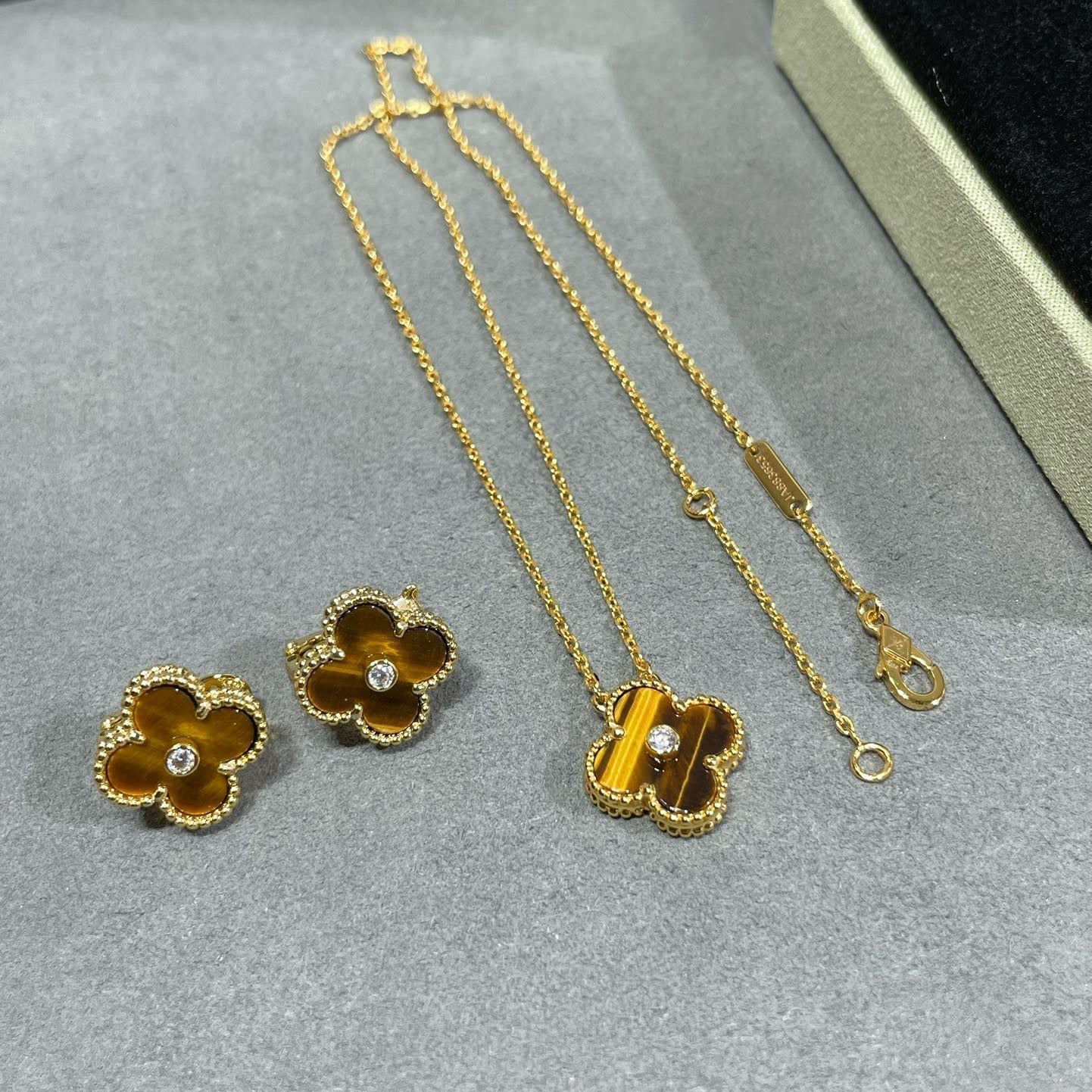 Collier CLOVER 15 MM DIAMANT ET AGATE ŒIL DE TIGRE JAUNE