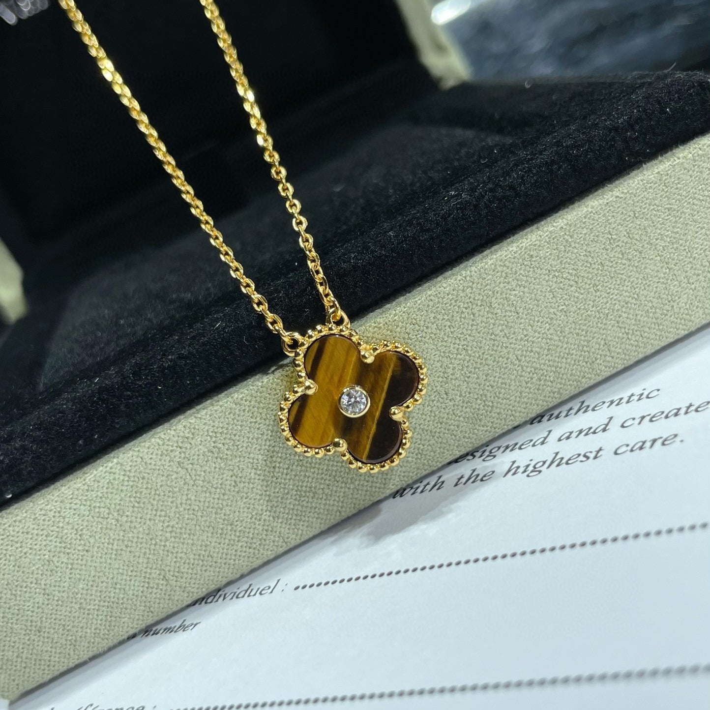 Collier CLOVER 15 MM DIAMANT ET AGATE ŒIL DE TIGRE JAUNE