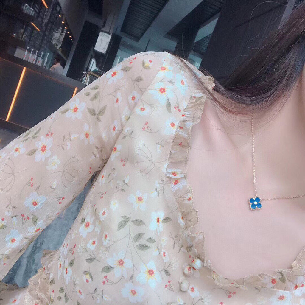 COLLIER TRÈFLE 15 MM DIAMANT ET AGATE BLEUE