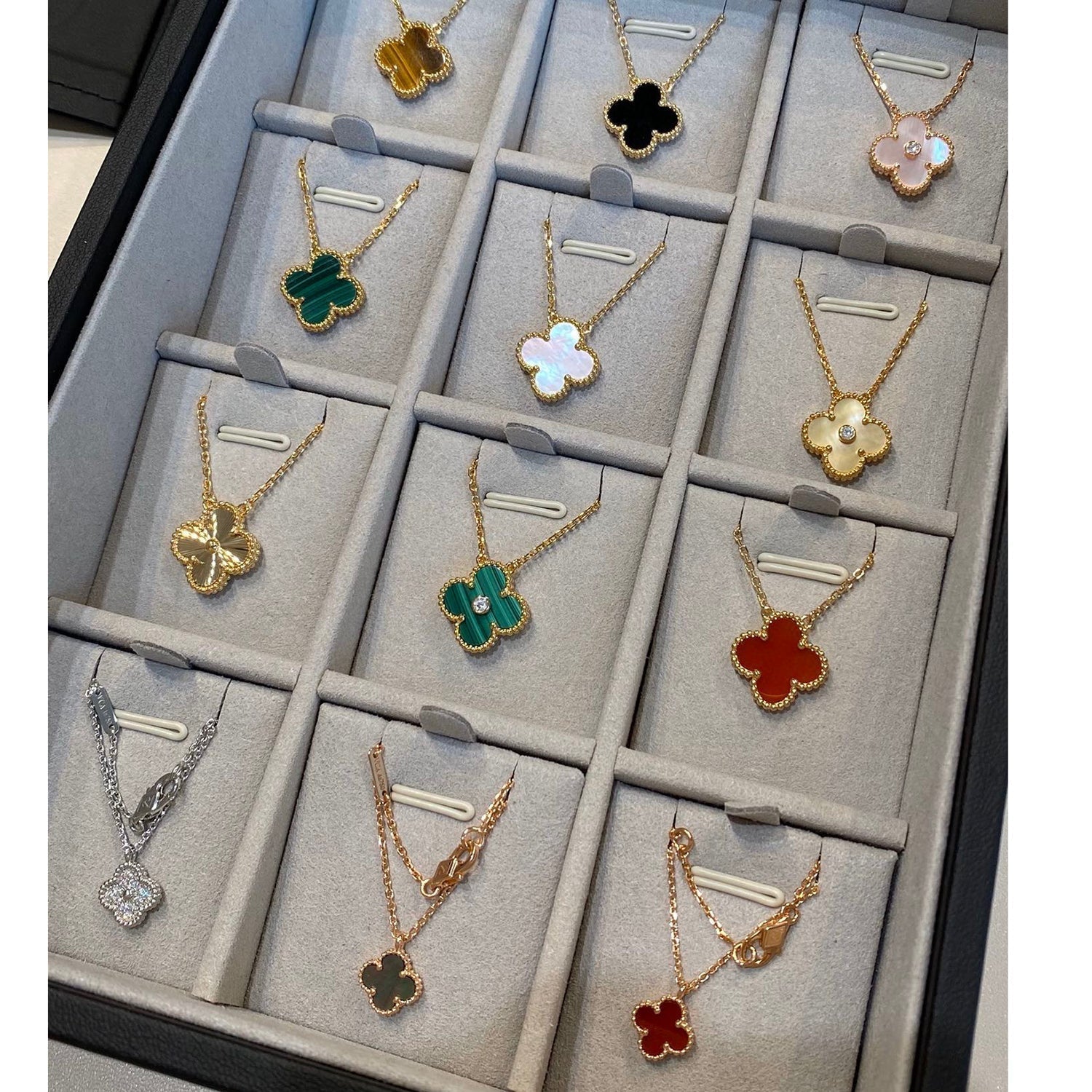 COLLIER FLEUR UNIQUE CORNALINE TRÈFLE 15 MM