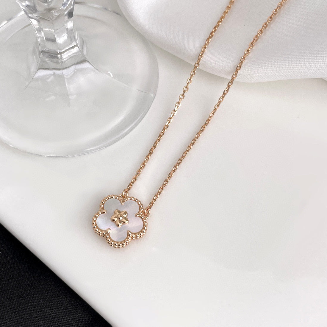 COLLIER LUCKY WHITE MOP FLEUR DE PRUNIER