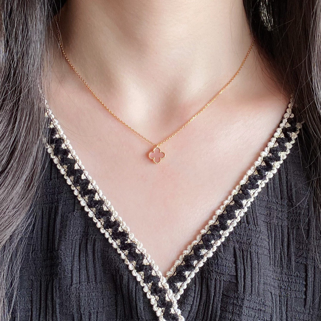 Collier Clover 15 mm en nacre rose à fleur unique