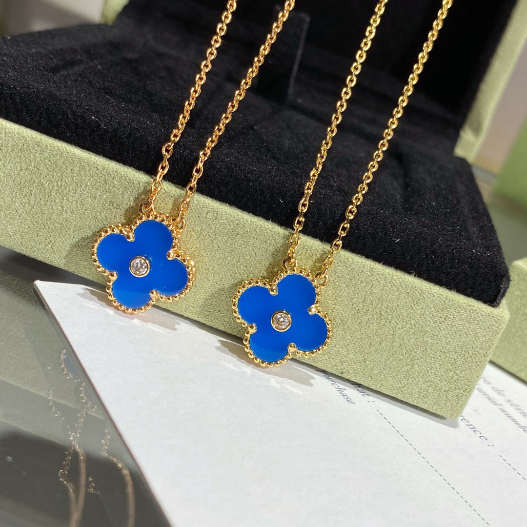COLLIER TRÈFLE 15 MM DIAMANT ET AGATE BLEUE