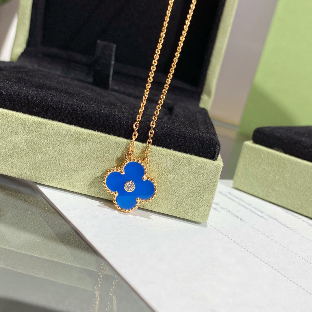 COLLIER TRÈFLE 15 MM DIAMANT ET AGATE BLEUE