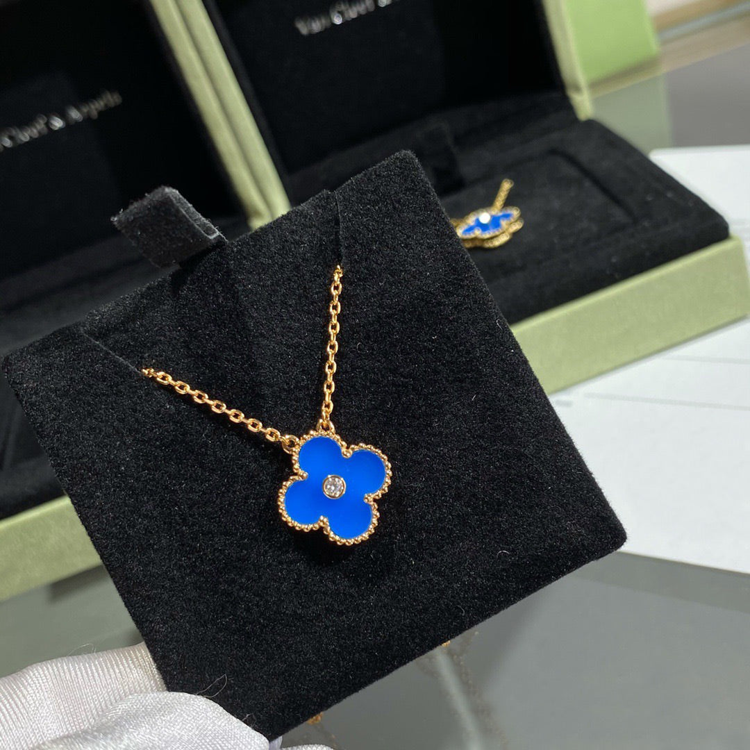COLLIER TRÈFLE 15 MM DIAMANT ET AGATE BLEUE