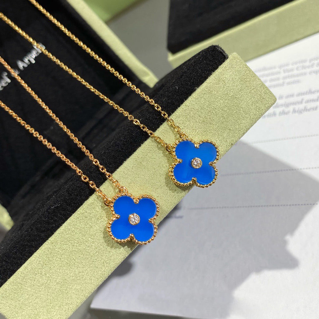 COLLIER TRÈFLE 15 MM DIAMANT ET AGATE BLEUE