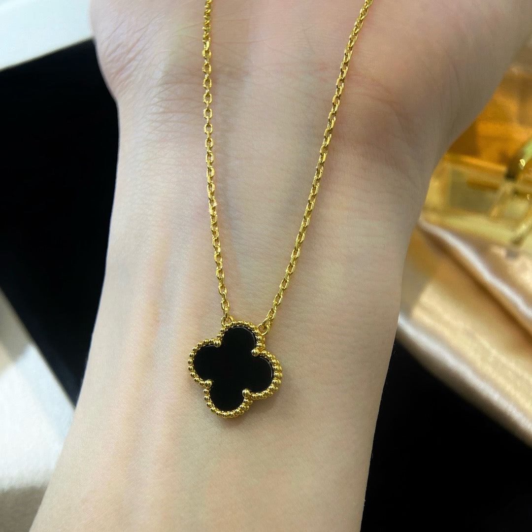 Collier Fleur Unique en Onyx Noir 15 MM Clover