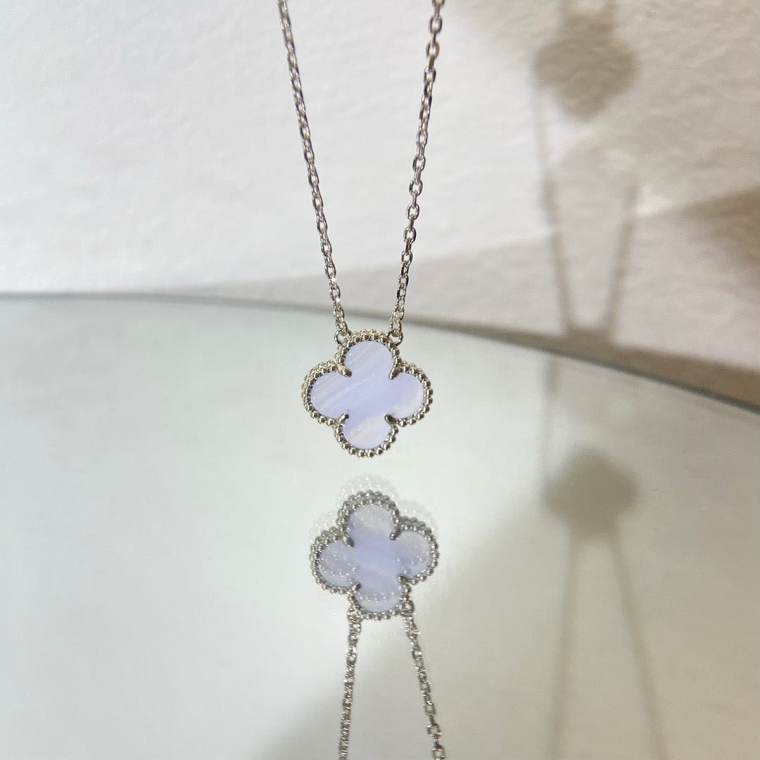 COLLIER EN CALCÉDOINE BLEUE TRÈFLE 15 MM EN ARGENT