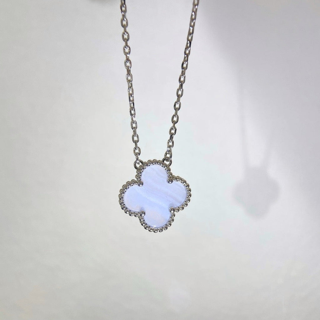 COLLIER EN CALCÉDOINE BLEUE TRÈFLE 15 MM EN ARGENT