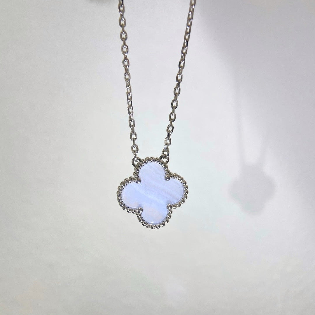 COLLIER EN CALCÉDOINE BLEUE TRÈFLE 15 MM EN ARGENT