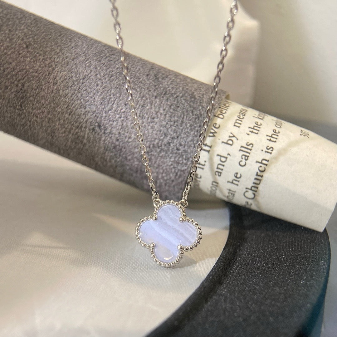 COLLIER EN CALCÉDOINE BLEUE TRÈFLE 15 MM EN ARGENT