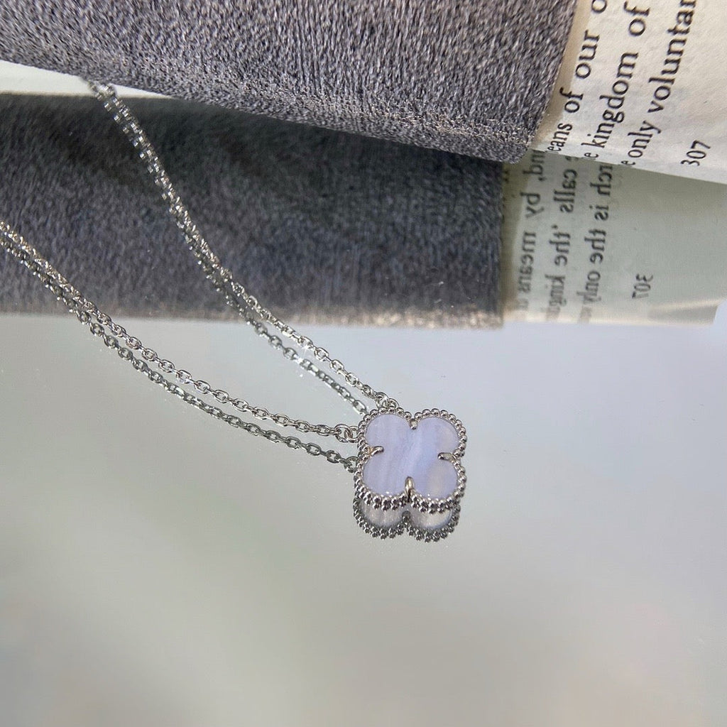 COLLIER EN CALCÉDOINE BLEUE TRÈFLE 15 MM EN ARGENT