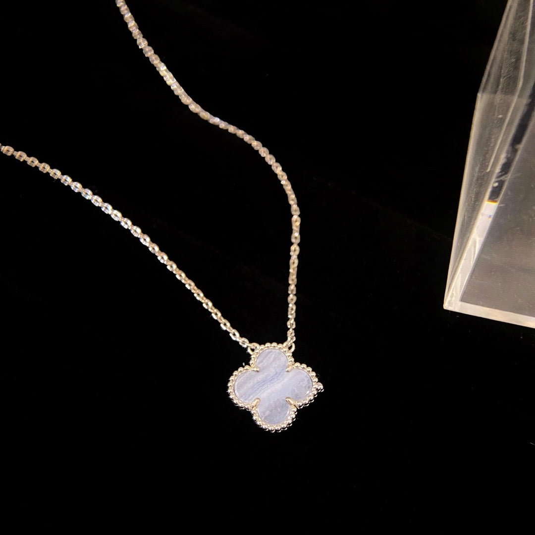 COLLIER EN CALCÉDOINE BLEUE TRÈFLE 15 MM EN ARGENT