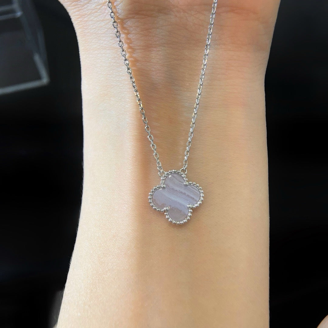 COLLIER EN CALCÉDOINE BLEUE TRÈFLE 15 MM EN ARGENT