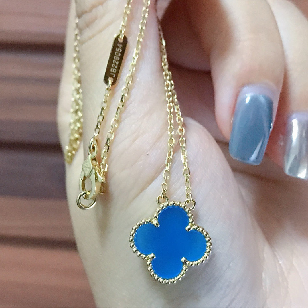 COLLIER EN AGATE BLEUE TRÈFLE 15 MM