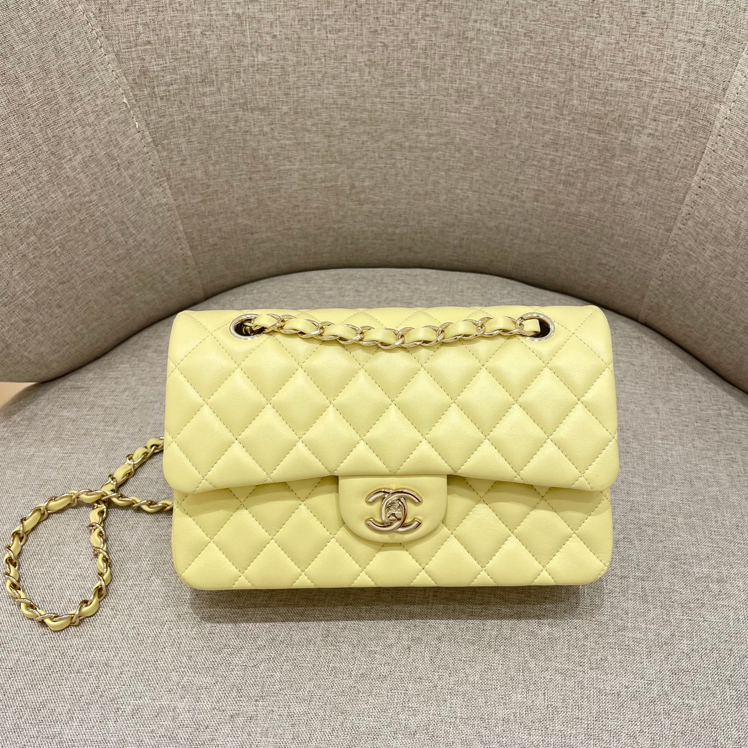 SAC À RABAT 25 CM EN CUIR D'AGNEAU JAUNE PASTEL QUINCAILLERIE DORÉ