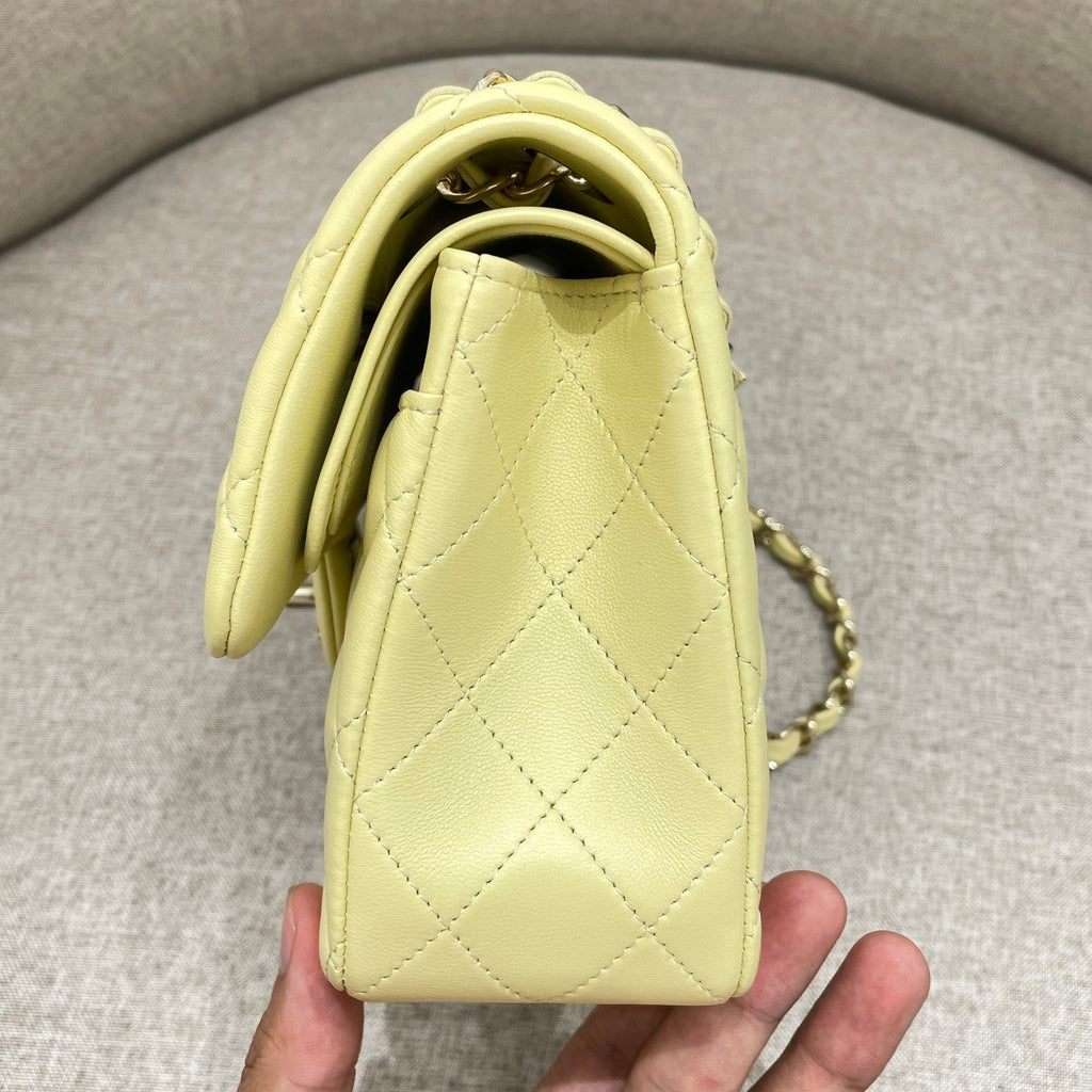 SAC À RABAT 25 CM EN CUIR D'AGNEAU JAUNE PASTEL QUINCAILLERIE DORÉ