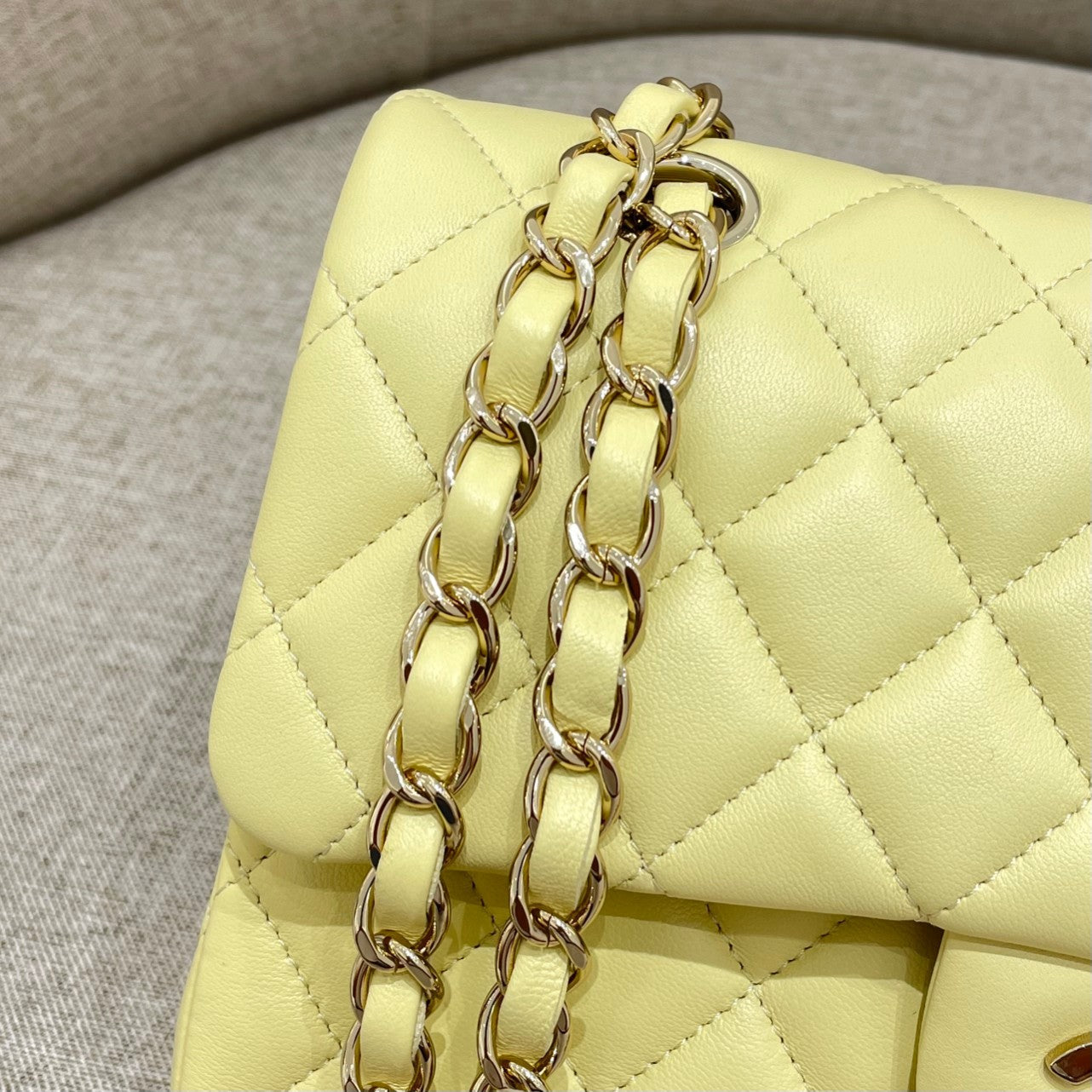 SAC À RABAT 25 CM EN CUIR D'AGNEAU JAUNE PASTEL QUINCAILLERIE DORÉ