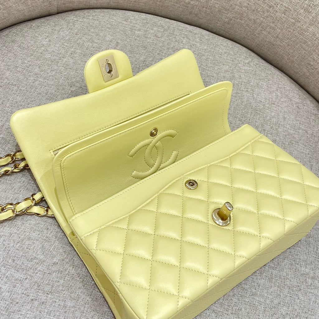 SAC À RABAT 25 CM EN CUIR D'AGNEAU JAUNE PASTEL QUINCAILLERIE DORÉ