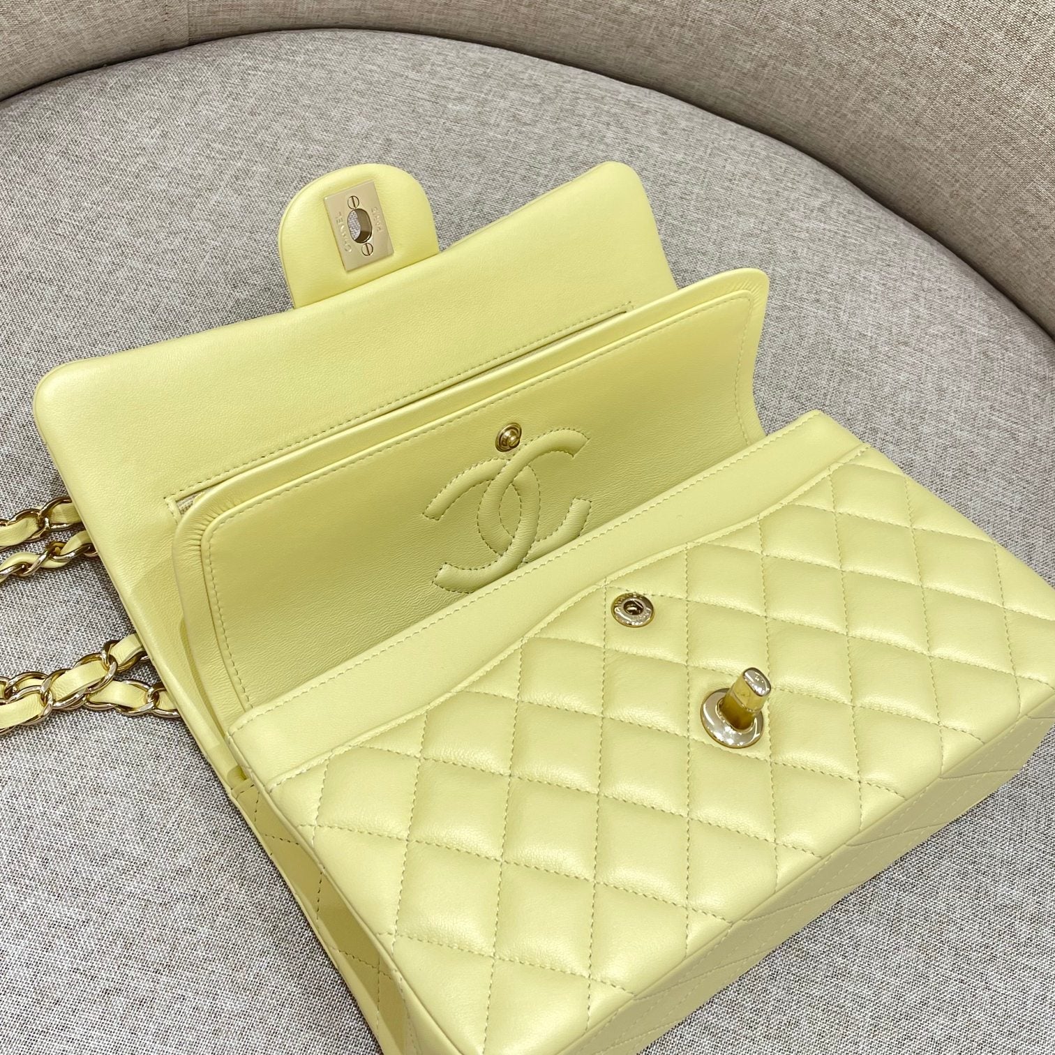 SAC À RABAT 25 CM EN CUIR D'AGNEAU JAUNE PASTEL QUINCAILLERIE DORÉ