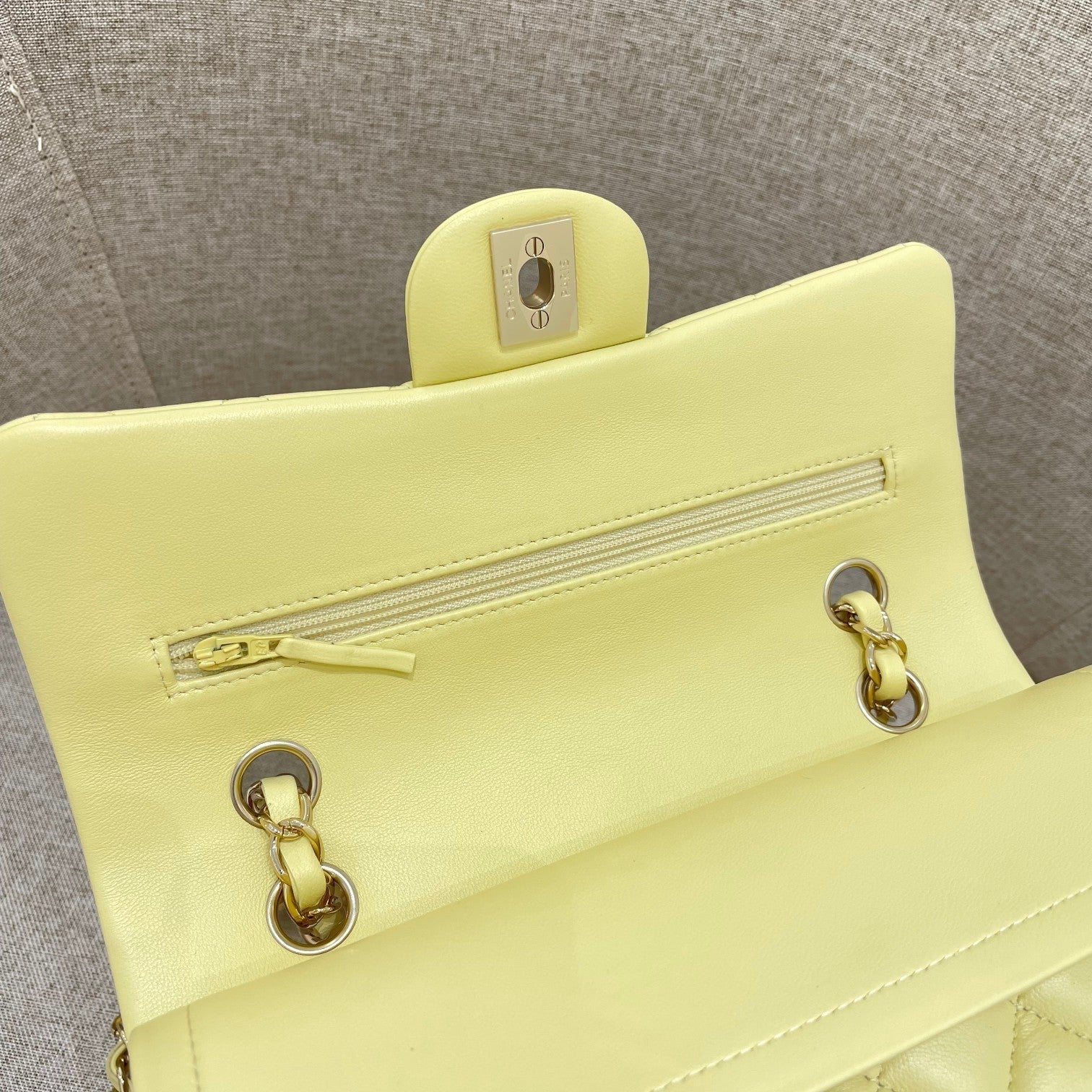 SAC À RABAT 25 CM EN CUIR D'AGNEAU JAUNE PASTEL QUINCAILLERIE DORÉ