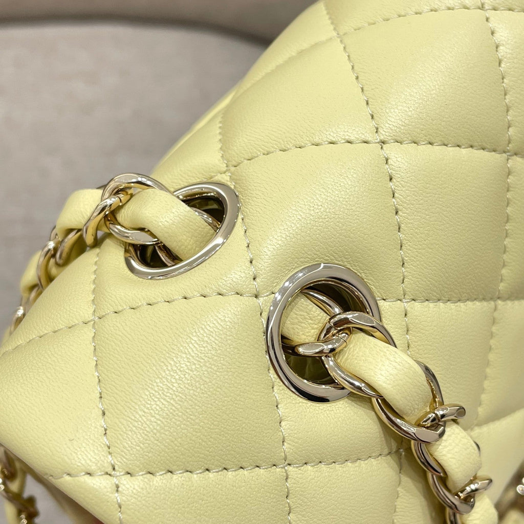 SAC À RABAT 25 CM EN CUIR D'AGNEAU JAUNE PASTEL QUINCAILLERIE DORÉ