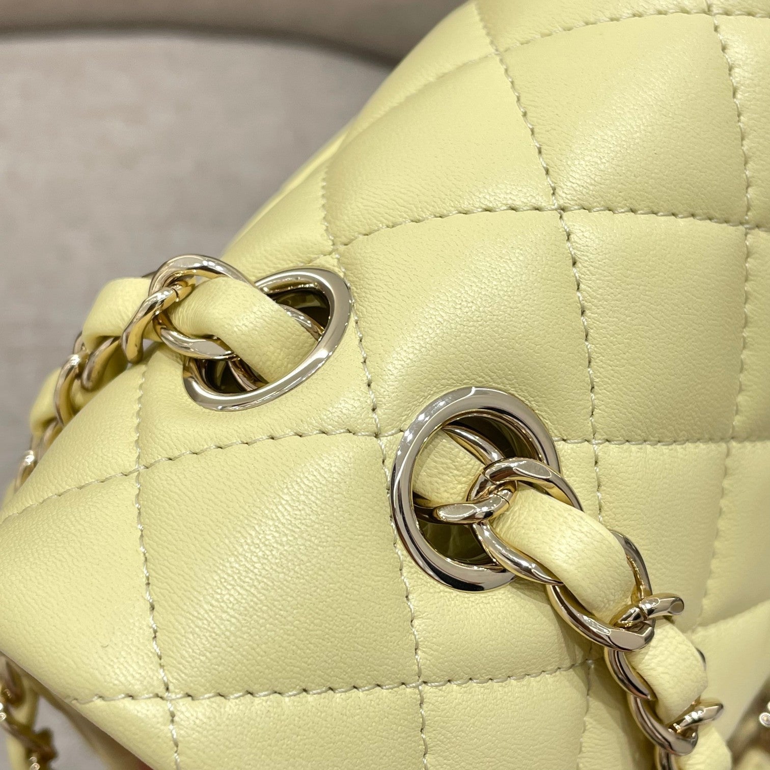 SAC À RABAT 25 CM EN CUIR D'AGNEAU JAUNE PASTEL QUINCAILLERIE DORÉ