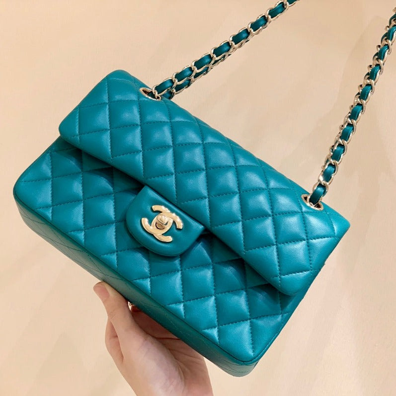 SAC À RABAT 23 CM EN CUIR D'AGNEAU VERT GEMME QUINCAILLERIE DORÉ