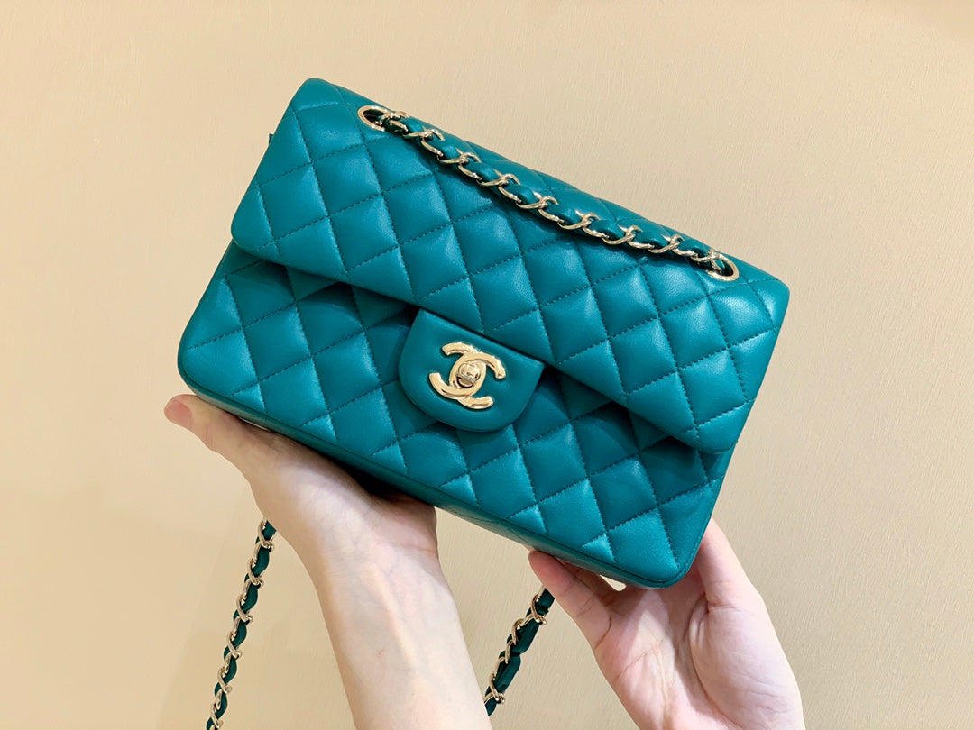 SAC À RABAT 23 CM EN CUIR D'AGNEAU VERT GEMME QUINCAILLERIE DORÉ