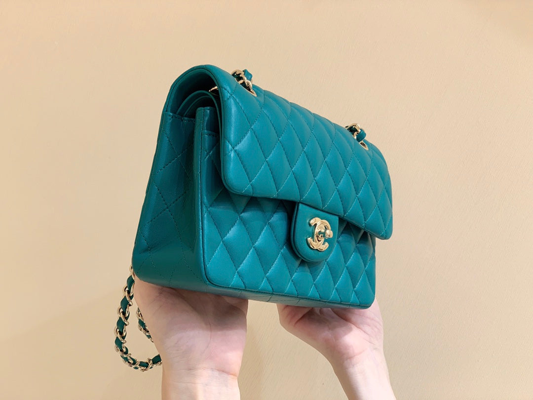 SAC À RABAT 23 CM EN CUIR D'AGNEAU VERT GEMME QUINCAILLERIE DORÉ