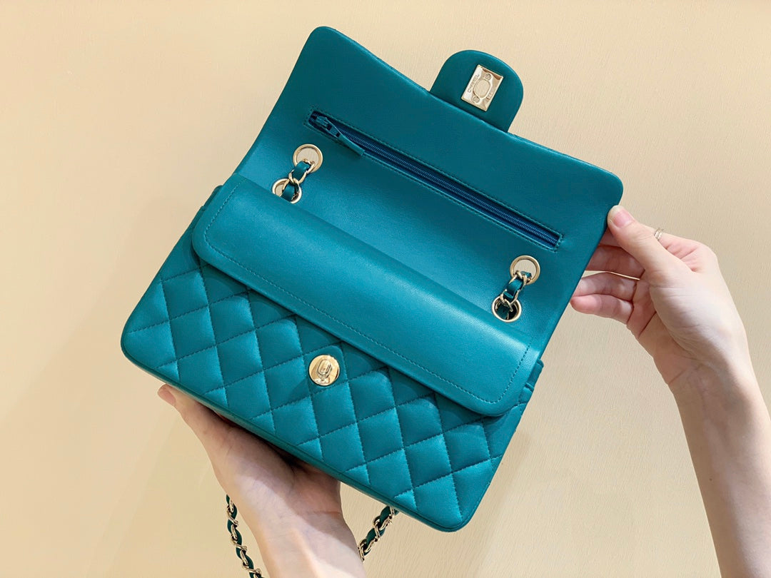 SAC À RABAT 23 CM EN CUIR D'AGNEAU VERT GEMME QUINCAILLERIE DORÉ