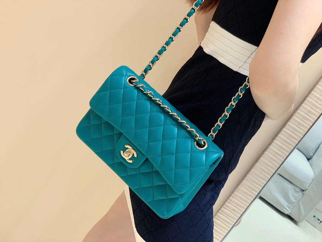 SAC À RABAT 23 CM EN CUIR D'AGNEAU VERT GEMME QUINCAILLERIE DORÉ