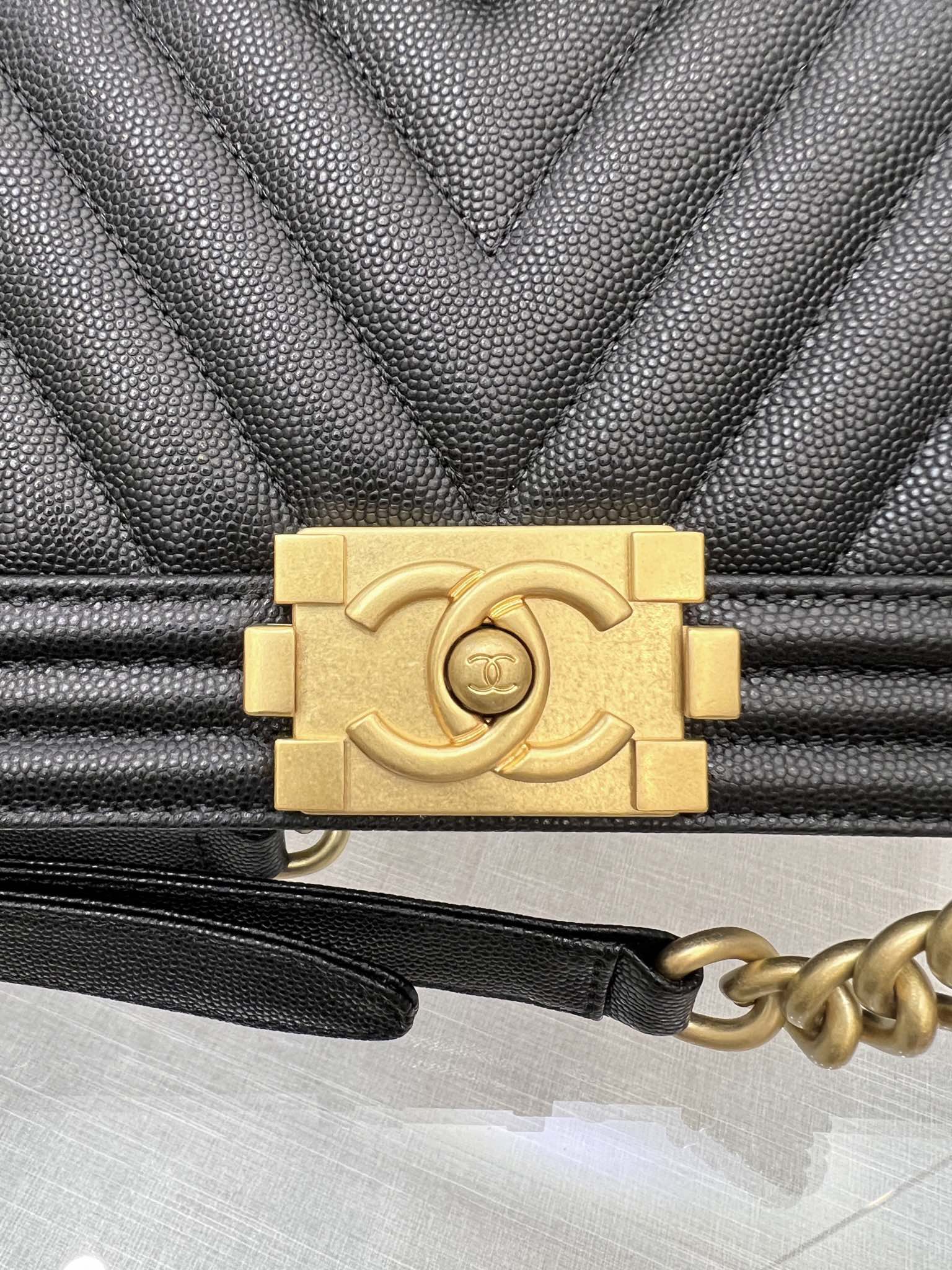 SAC GARÇON MOYEN 25 NOIR CHEVRON CAVIAR QUINCAILLERIE RUTHENIUM