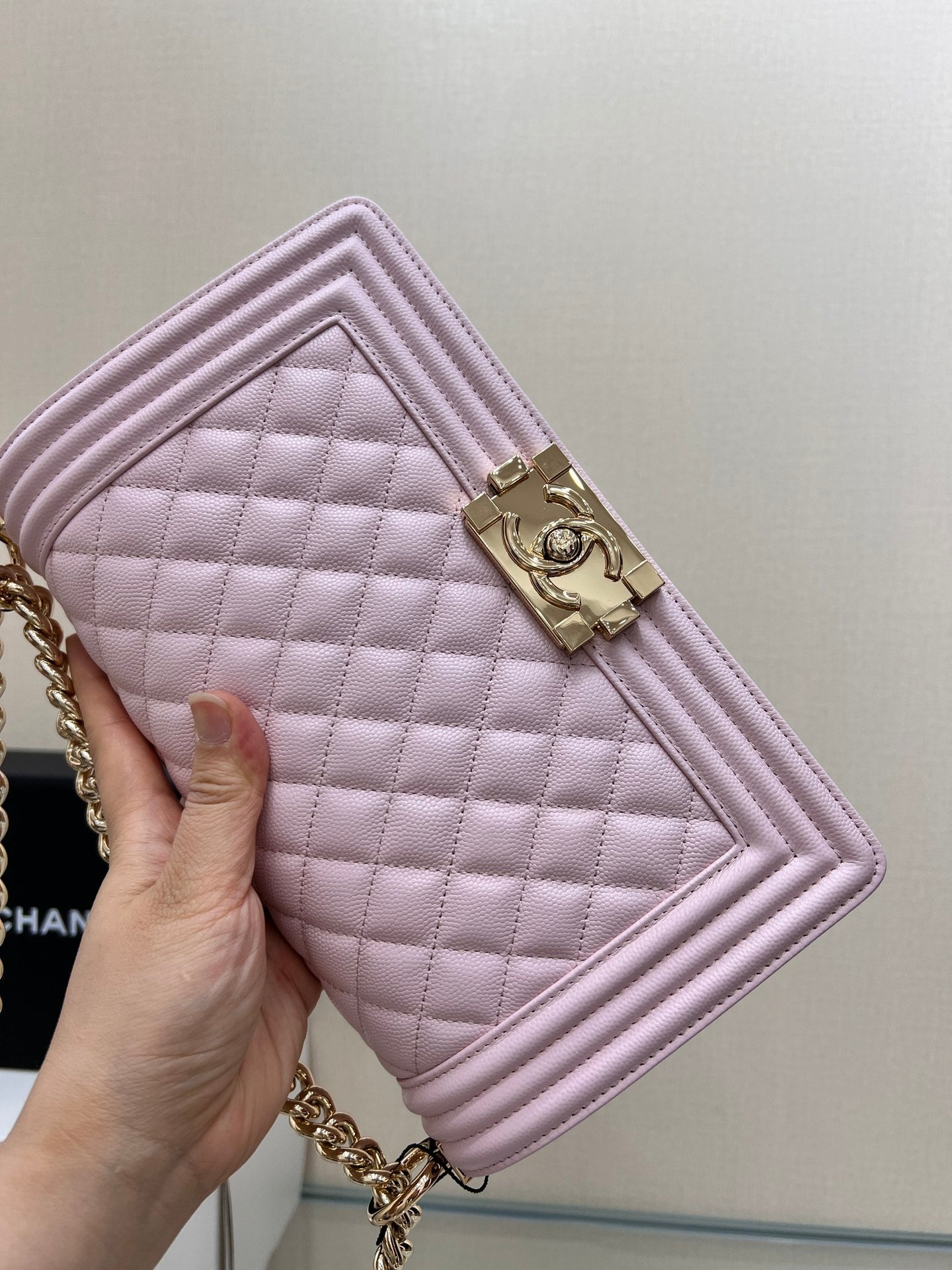 SAC GARÇON MOYEN 25 ROSE CLAIR CAVIAR QUINCAILLERIE OR