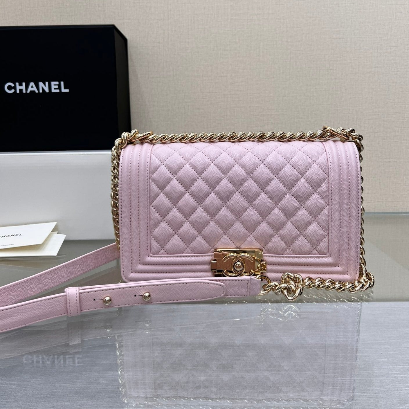 SAC GARÇON MOYEN 25 ROSE CLAIR CAVIAR QUINCAILLERIE OR