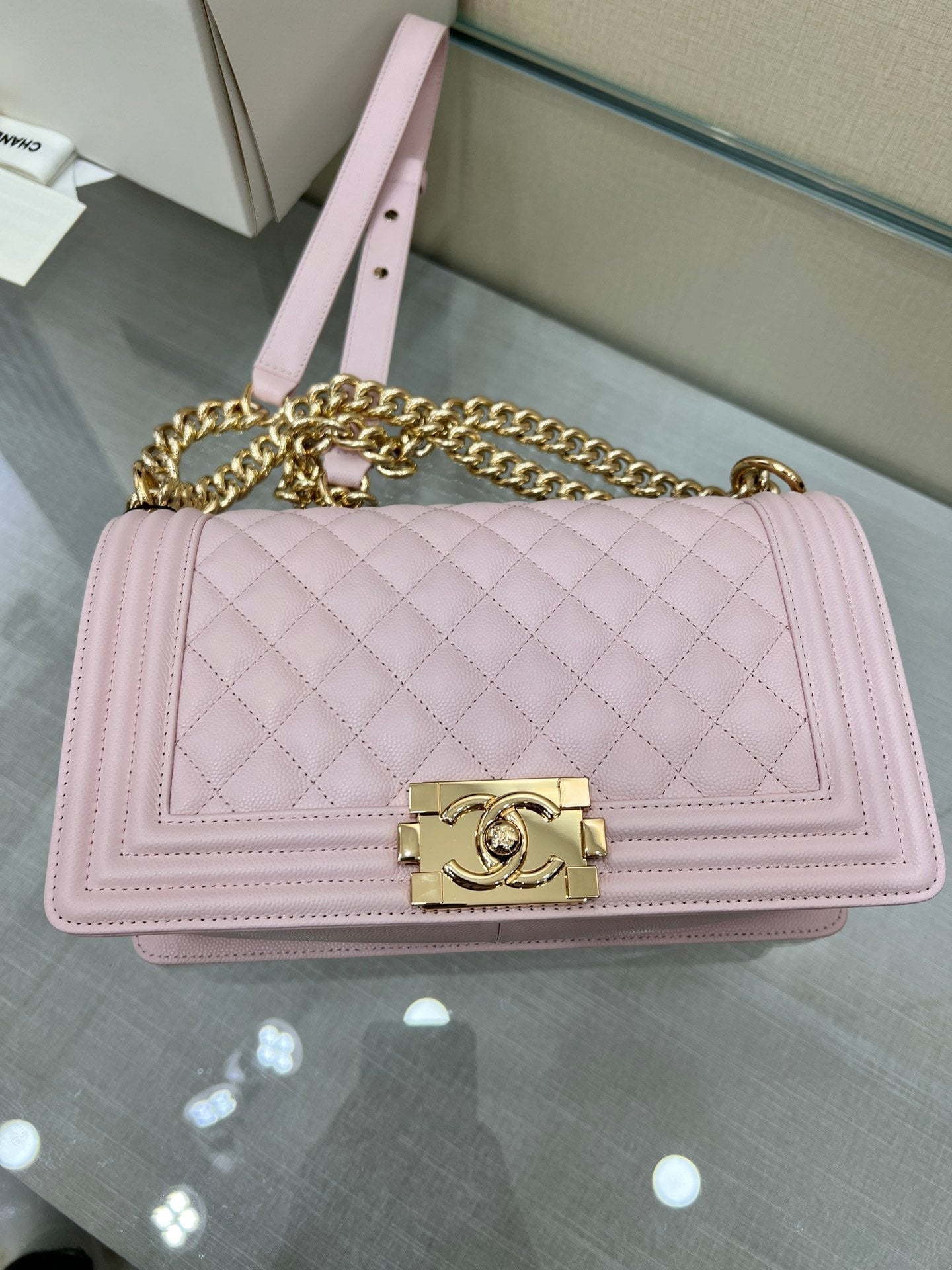 SAC GARÇON MOYEN 25 ROSE CLAIR CAVIAR QUINCAILLERIE OR