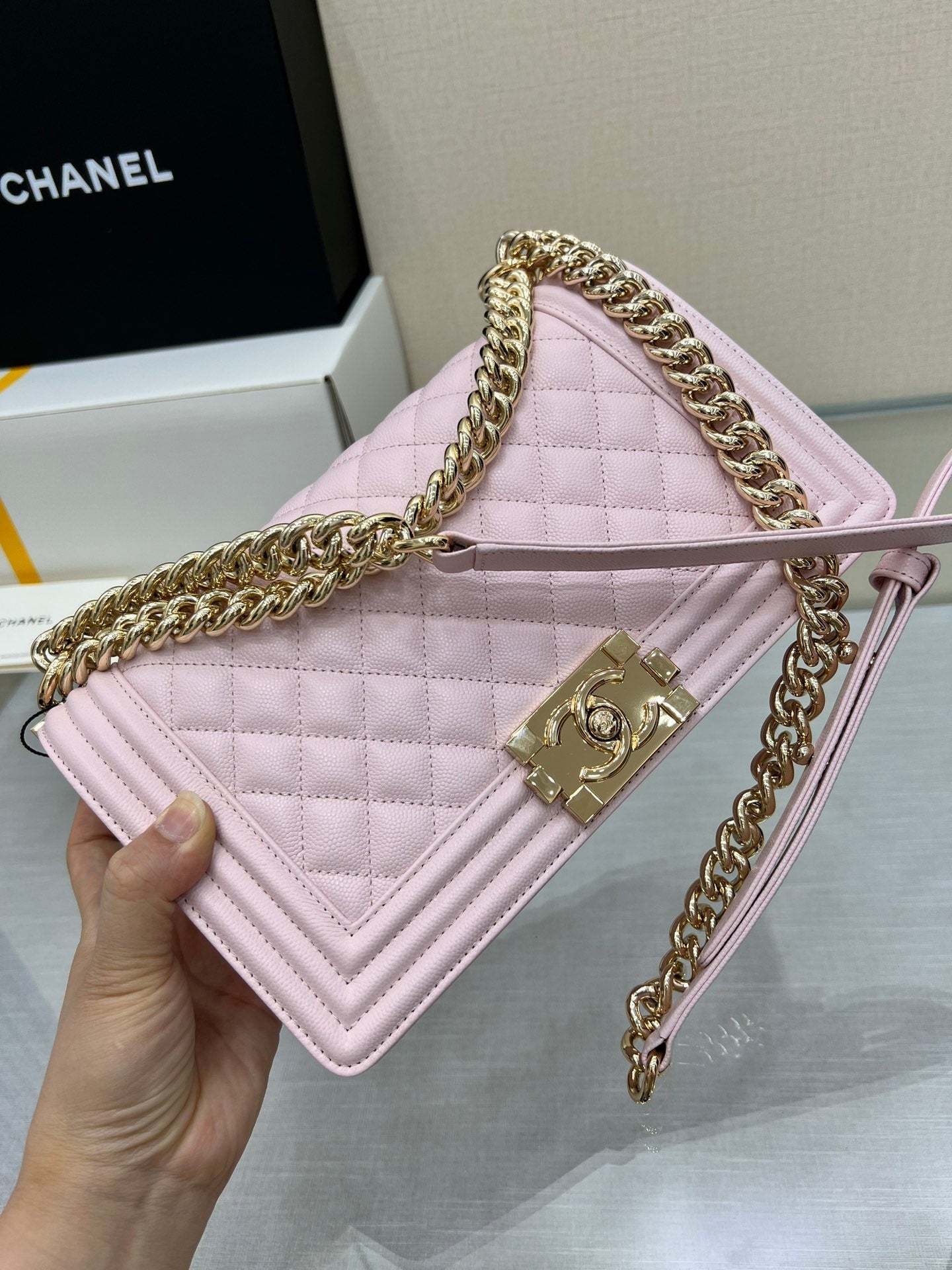 SAC GARÇON MOYEN 25 ROSE CLAIR CAVIAR QUINCAILLERIE OR