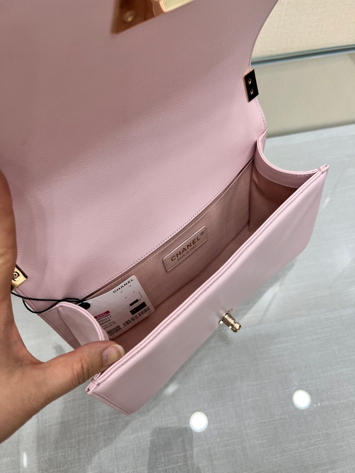 SAC GARÇON MOYEN 25 ROSE CLAIR CAVIAR QUINCAILLERIE OR
