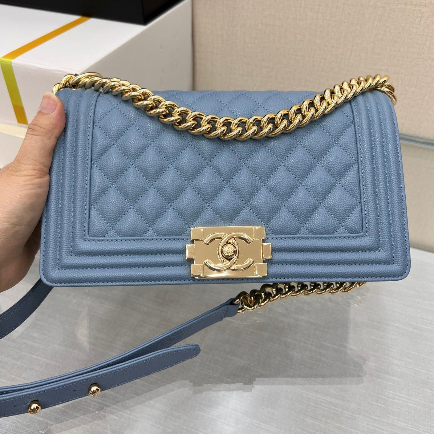 SAC GARÇON MOYEN 25 BLEU NUAGE CAVIAR QUINCAILLERIE OR