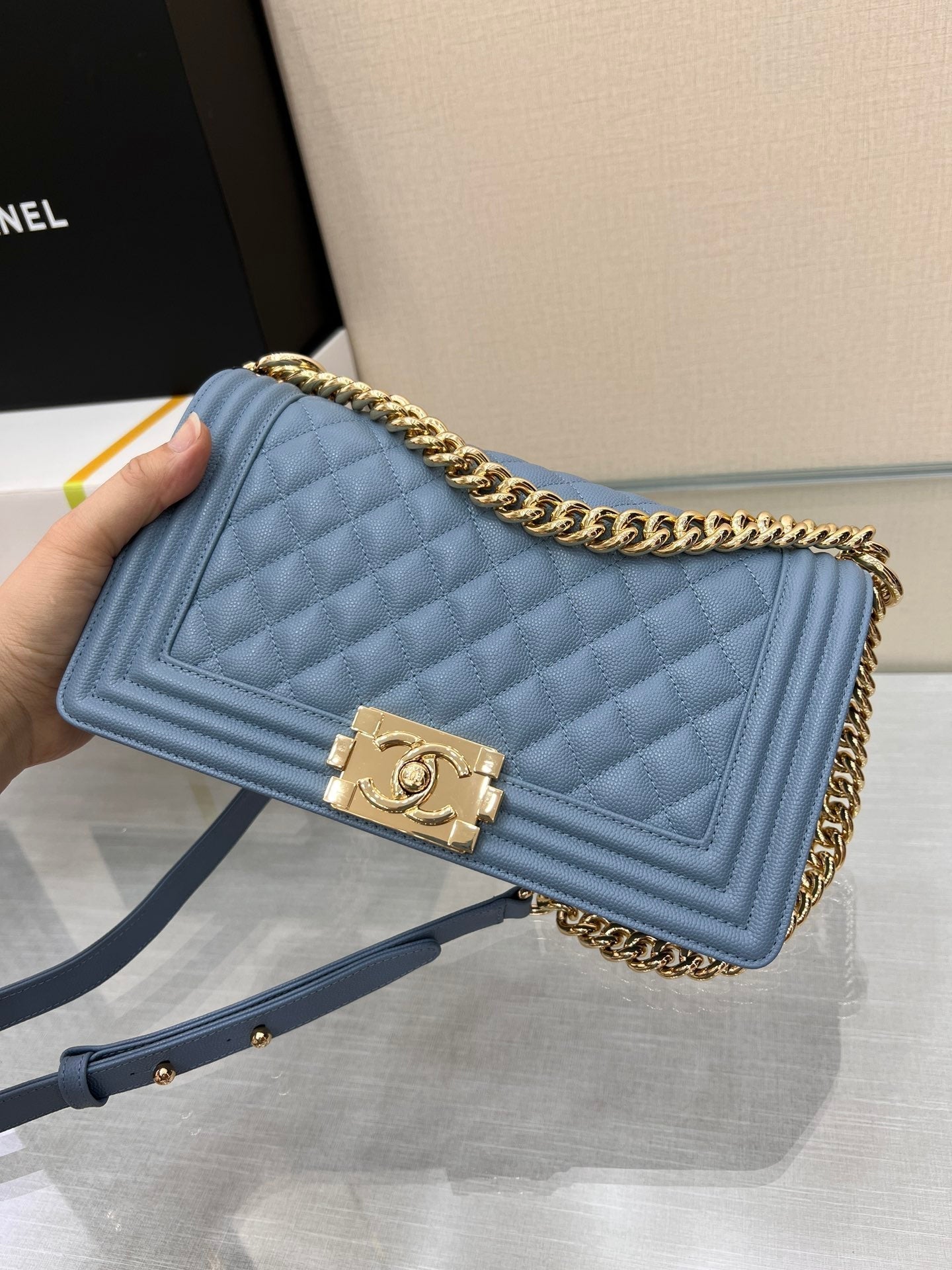 SAC GARÇON MOYEN 25 BLEU NUAGE CAVIAR QUINCAILLERIE OR