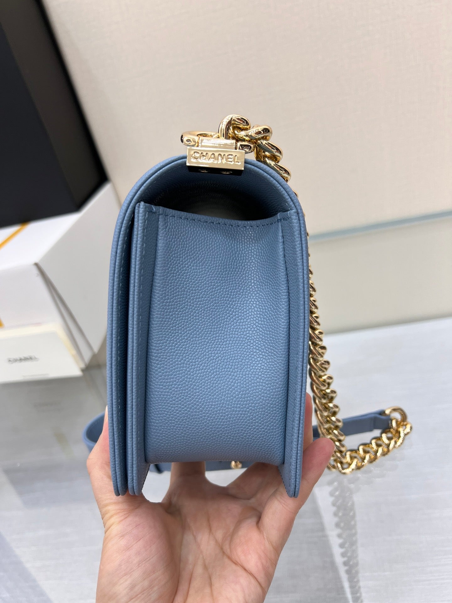 SAC GARÇON MOYEN 25 BLEU NUAGE CAVIAR QUINCAILLERIE OR