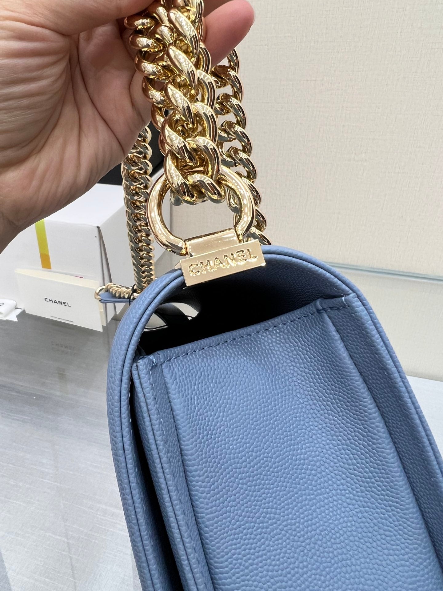 SAC GARÇON MOYEN 25 BLEU NUAGE CAVIAR QUINCAILLERIE OR
